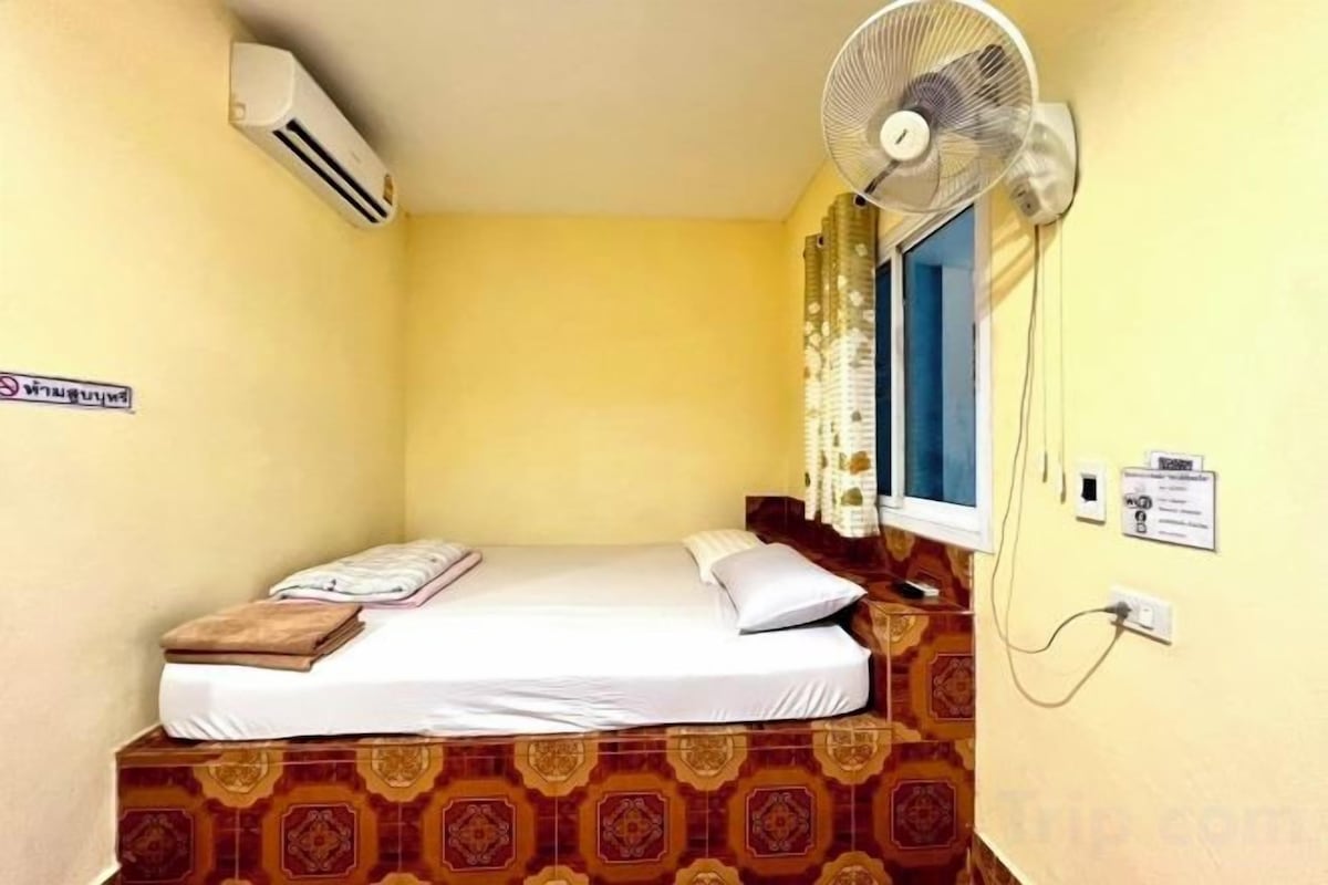 WiFi (free), bed sheets