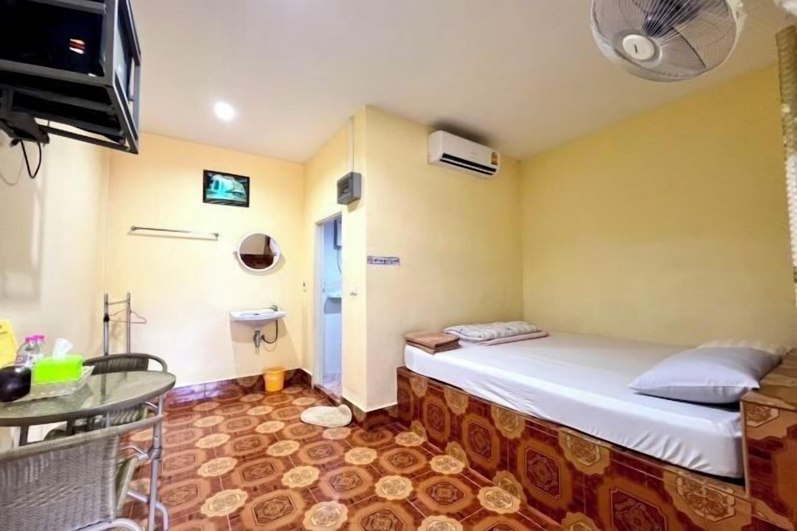 Free WiFi, bed sheets