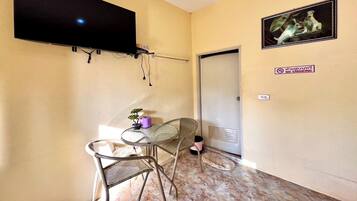 Deluxe Room | Free WiFi, bed sheets