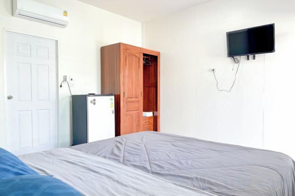 Desk, free WiFi, bed sheets