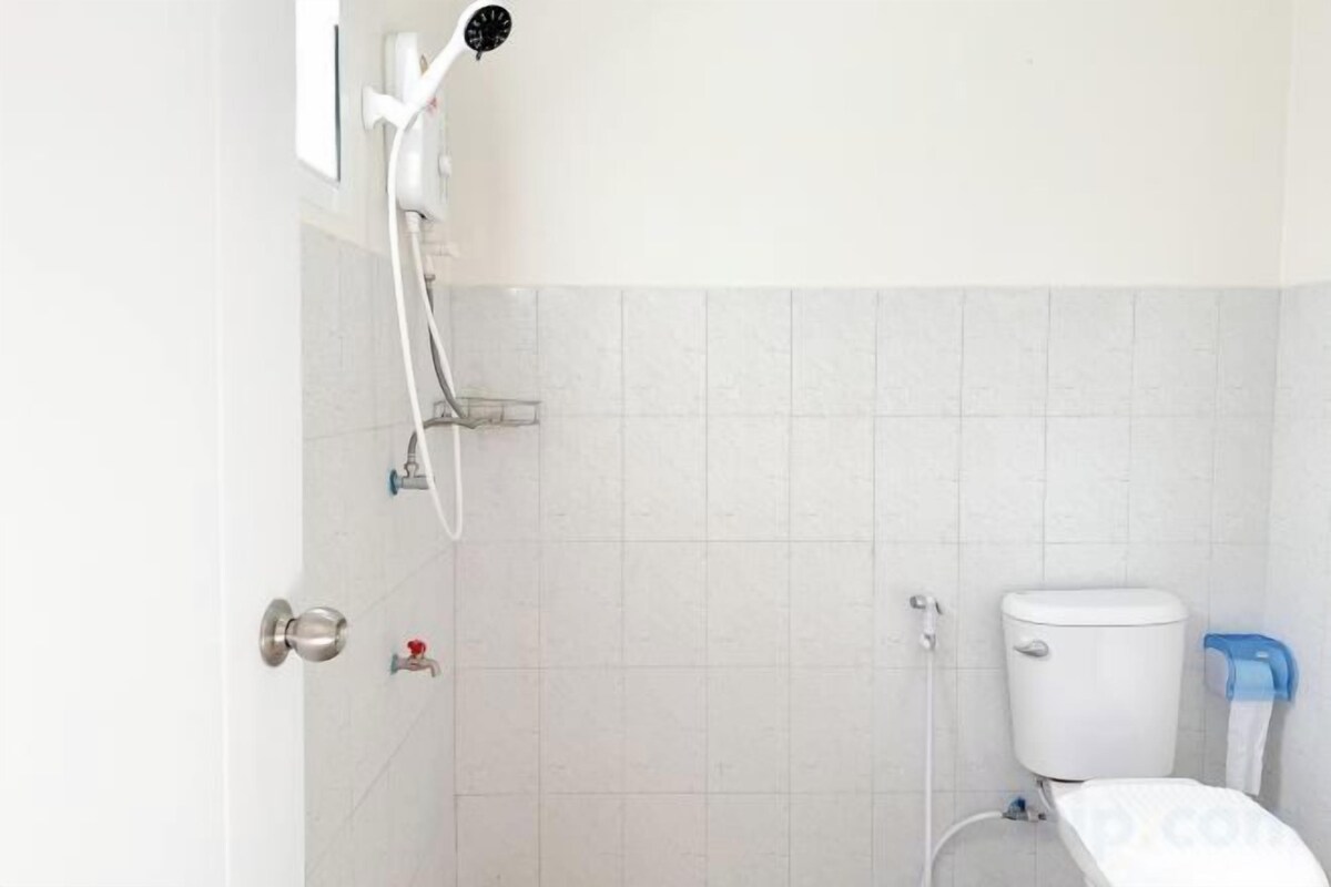 Shower, rainfall showerhead, free toiletries, towels