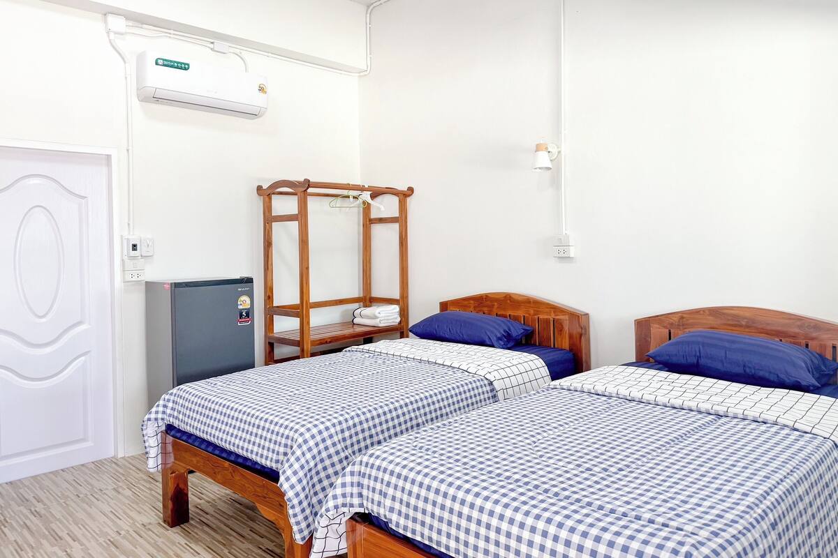 高级双床房 | 办公桌、免费 WiFi、床单