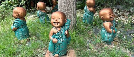 Un jardín con estatuas de niños con trajes tradicionales.