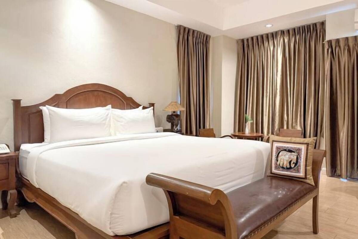 Desk, free WiFi, bed sheets