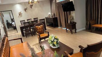 Suite | Desk, free WiFi, bed sheets