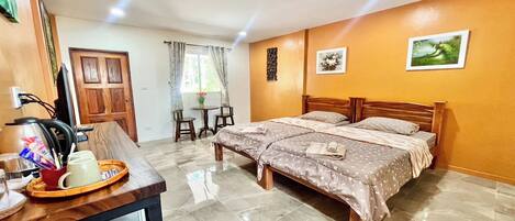 Standard Twin Room | Meja, Wi-fi percuma, cadar katil