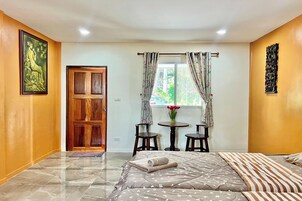 Escritorio, wifi gratis y ropa de cama 