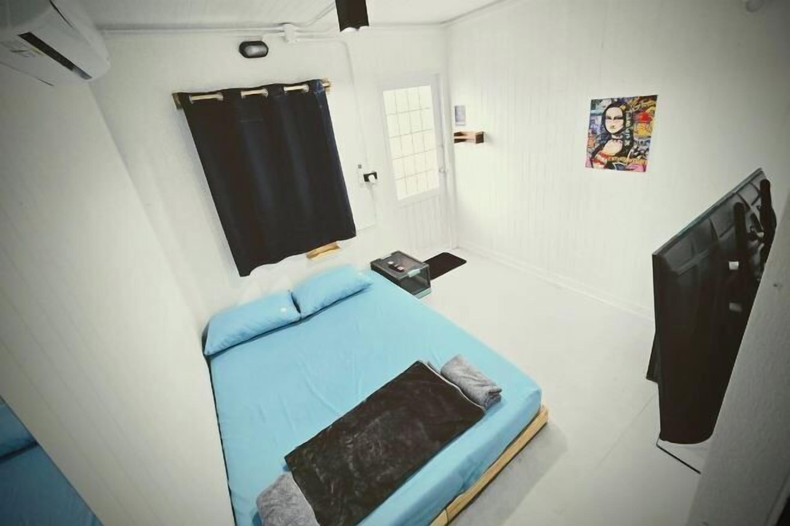 Soundproofing, free WiFi, bed sheets