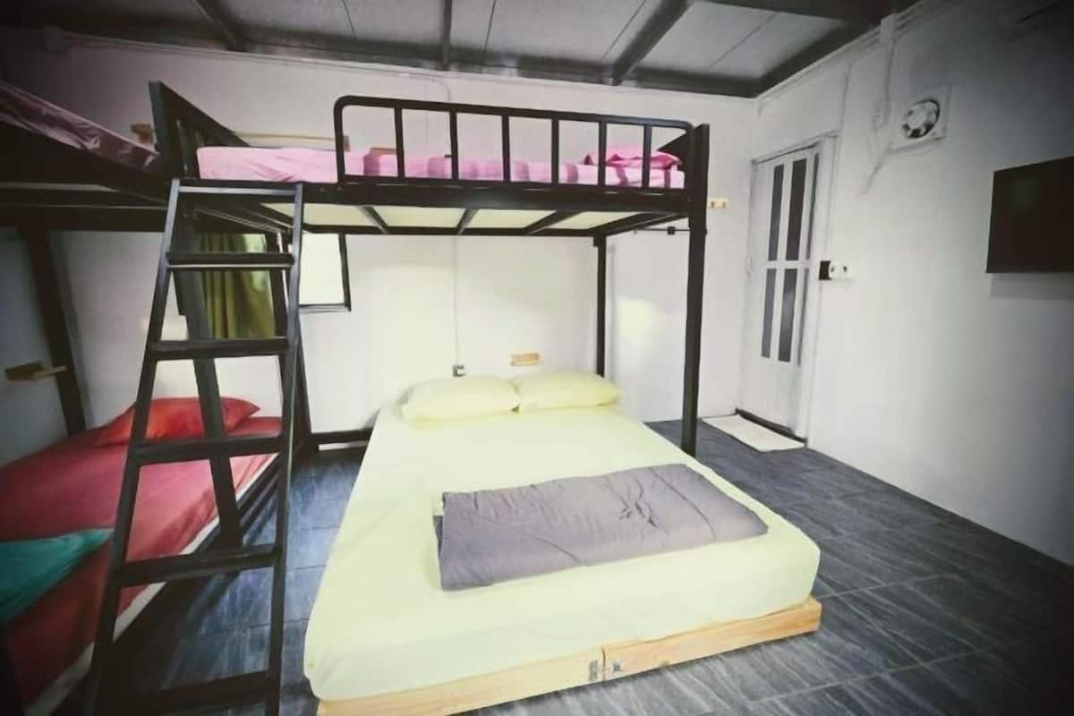 Soundproofing, free WiFi, bed sheets