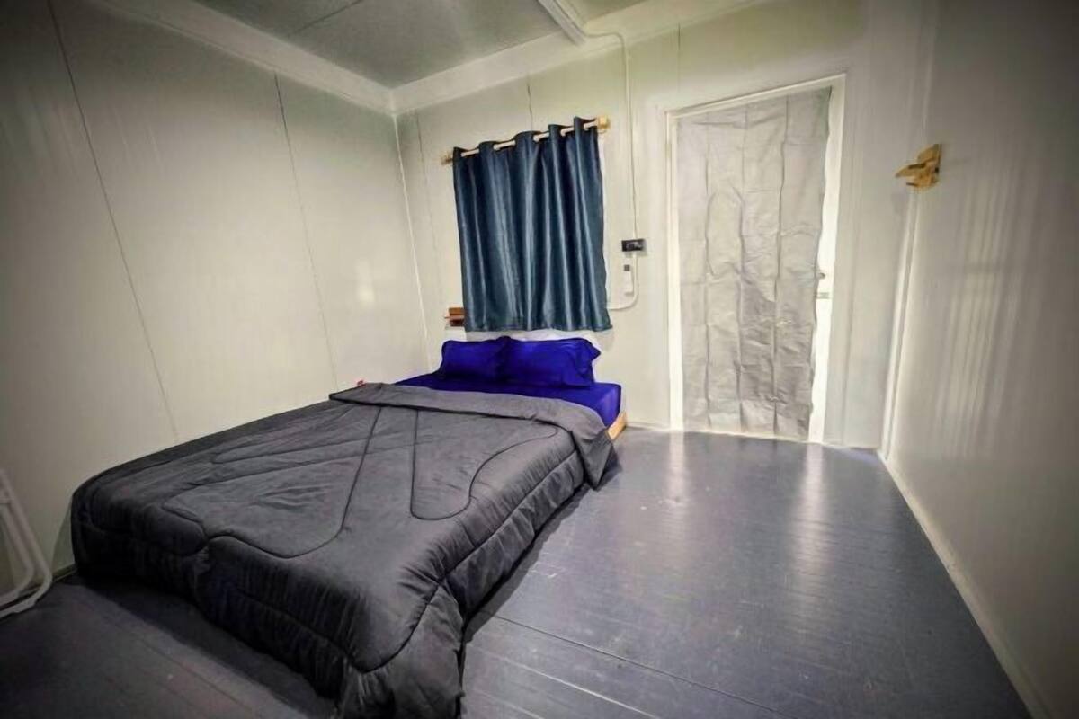 Soundproofing, free WiFi, bed sheets