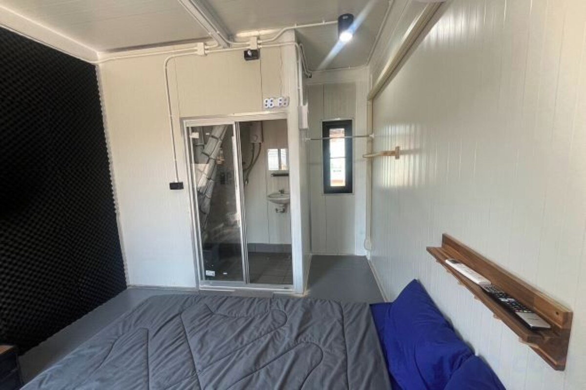 Quartos à prova de som, Wi-Fi de cortesia, roupa de cama