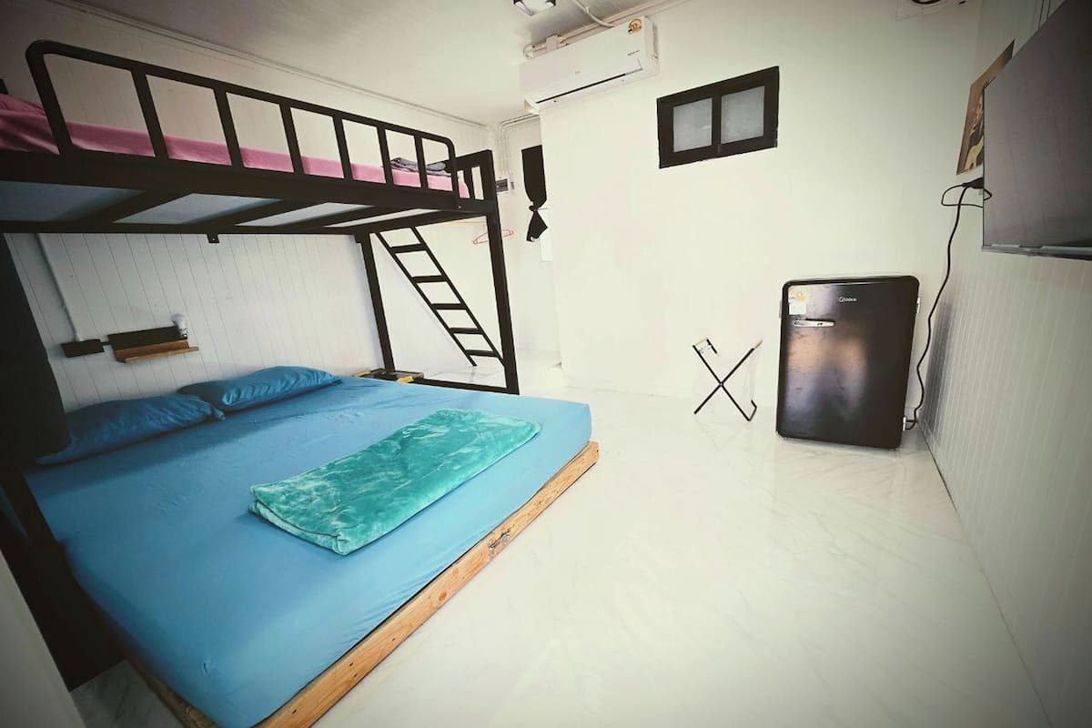 Quarto triplo | Quartos à prova de som, Wi-Fi de cortesia, roupa de cama