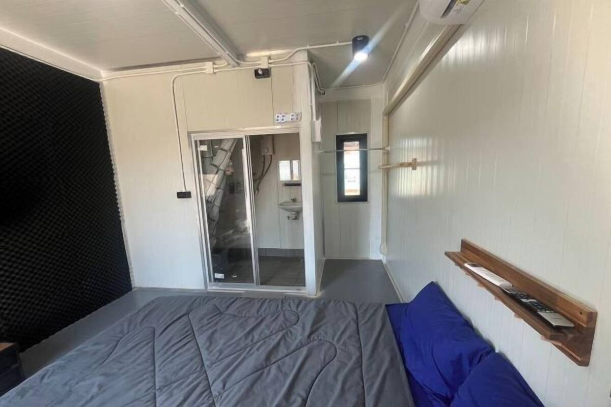 Soundproofing, free WiFi, bed sheets