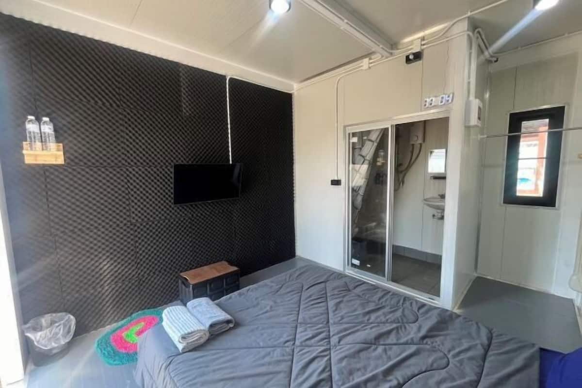 Soundproofing, free WiFi, bed sheets
