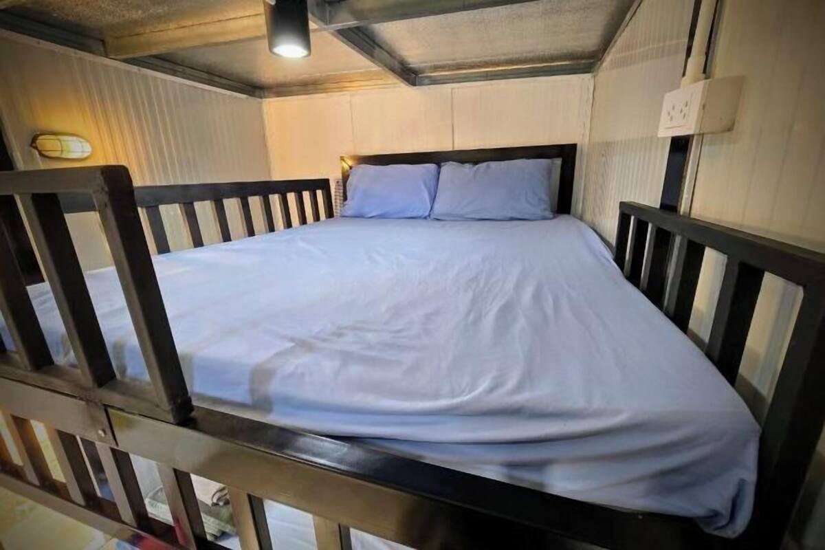 Soundproofing, free WiFi, bed sheets