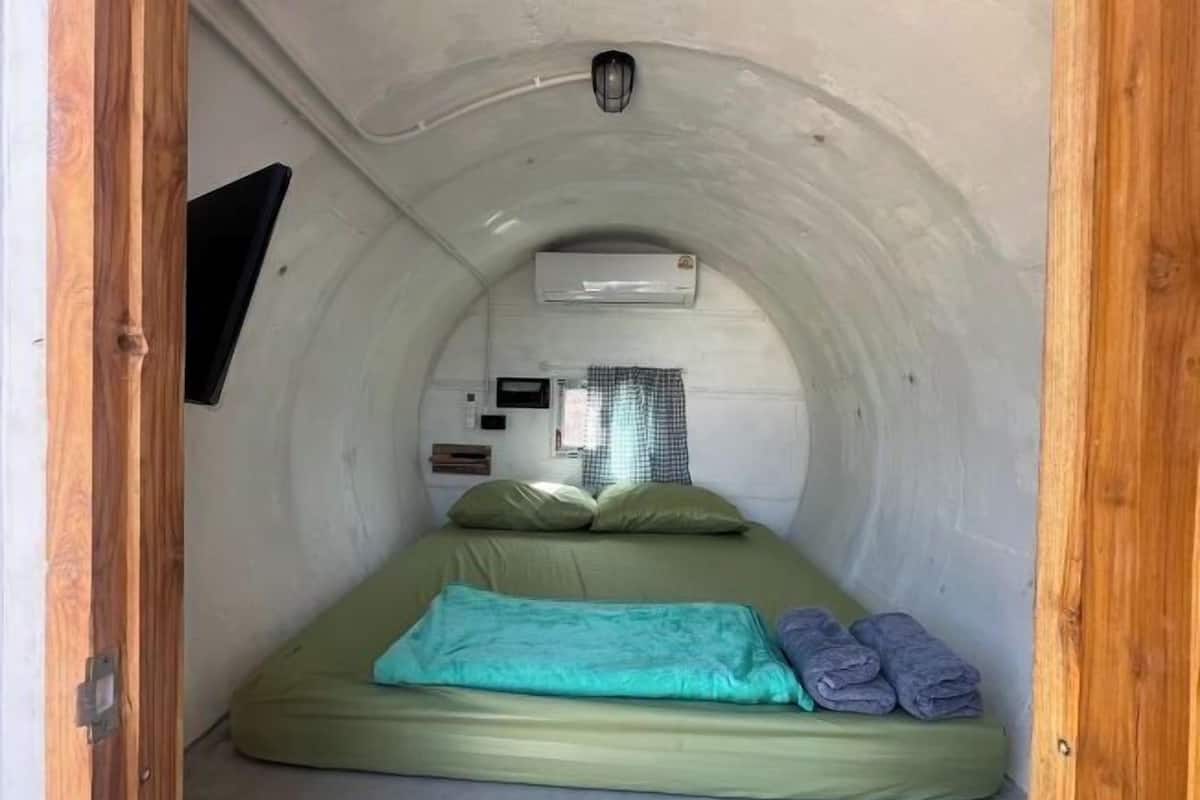 Soundproofing, free WiFi, bed sheets