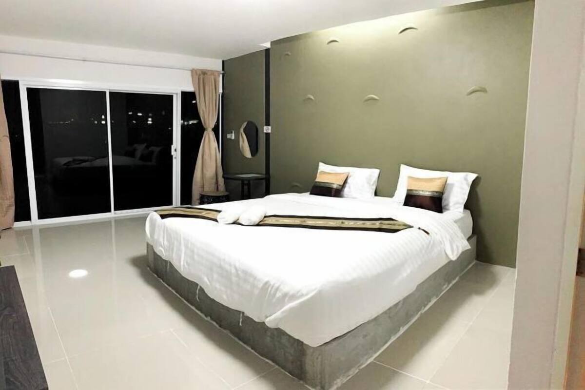 1 bedroom, desk, free WiFi, bed sheets
