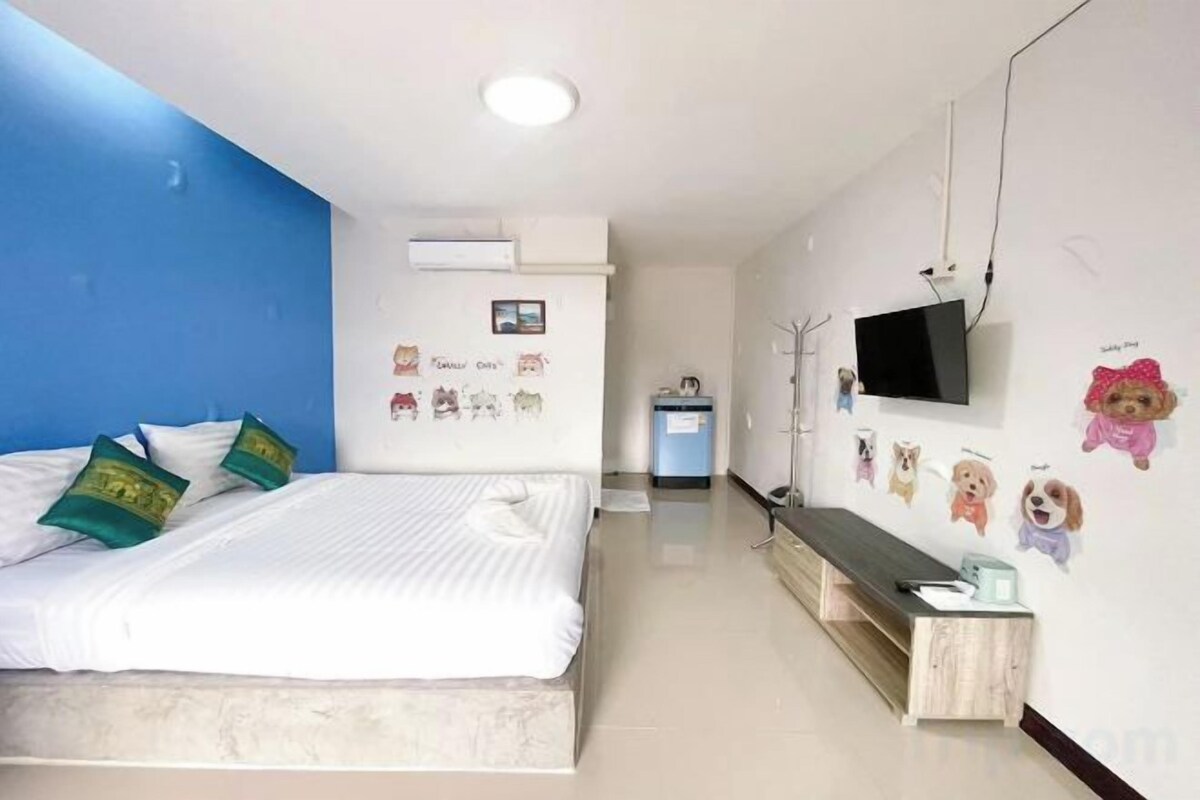 Escritorio, wifi gratis y ropa de cama 