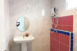 Pet Friendly Room | Banheiro | Chuveiro, chuveiro com efeito de chuva, produtos de toalete grátis