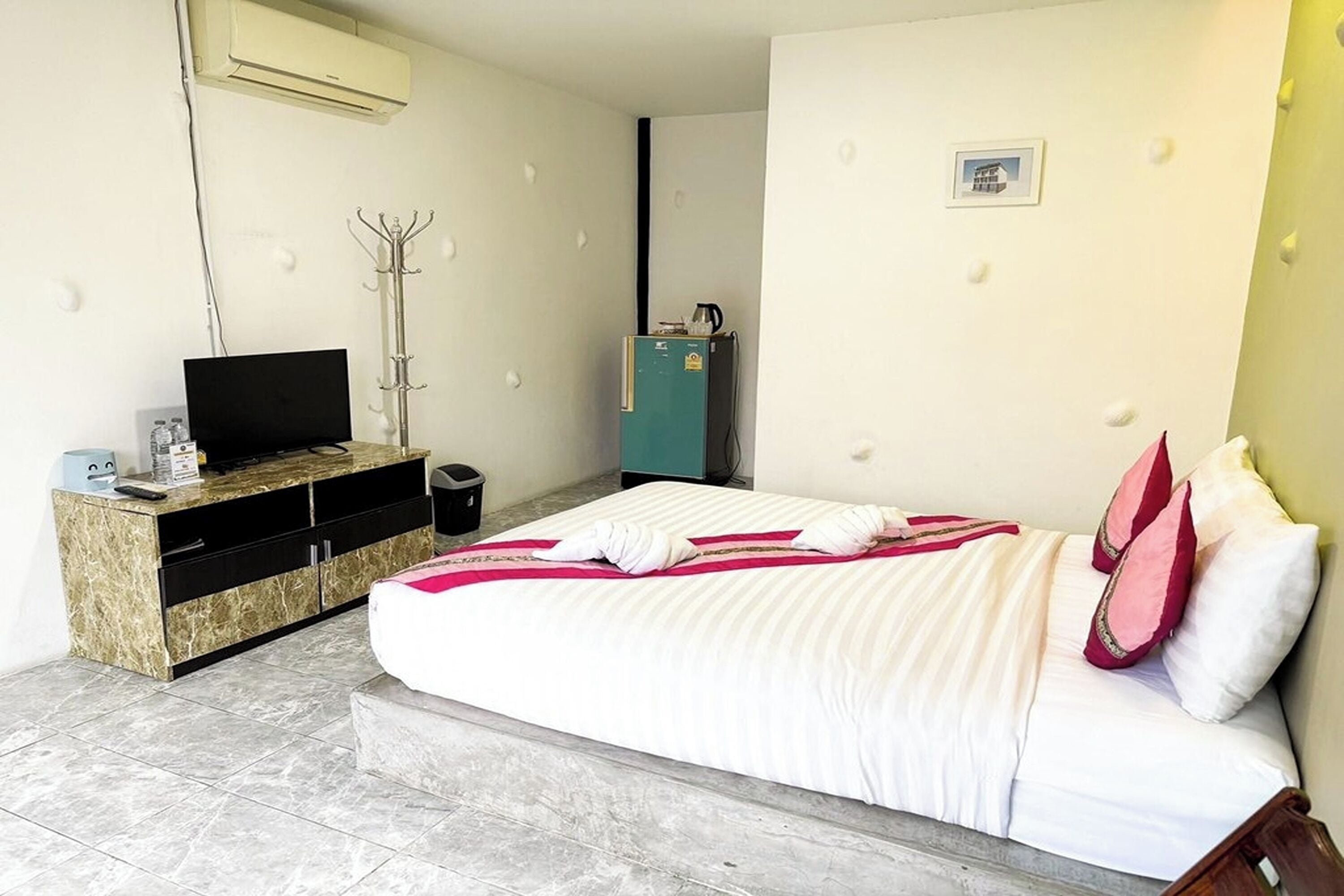 Desk, free WiFi, bed sheets