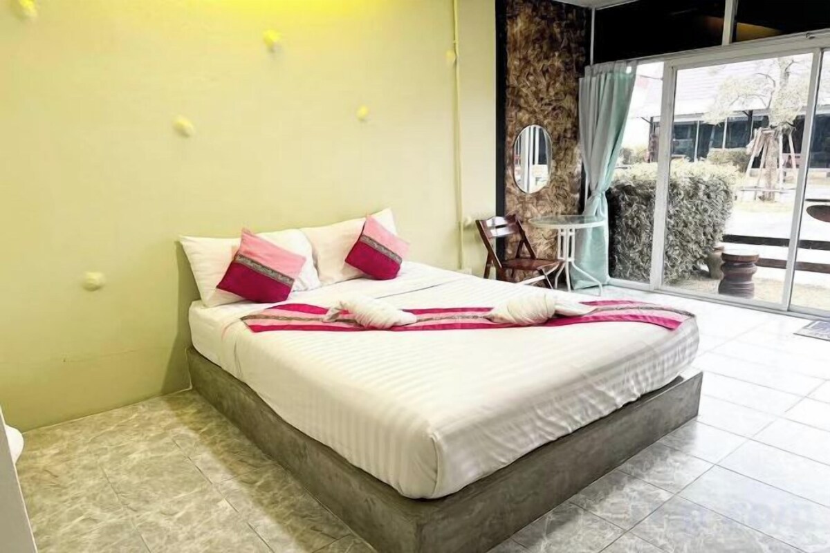 Escritorio, wifi gratis y ropa de cama 