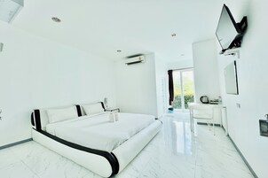 Escritorio, wifi gratis y ropa de cama 