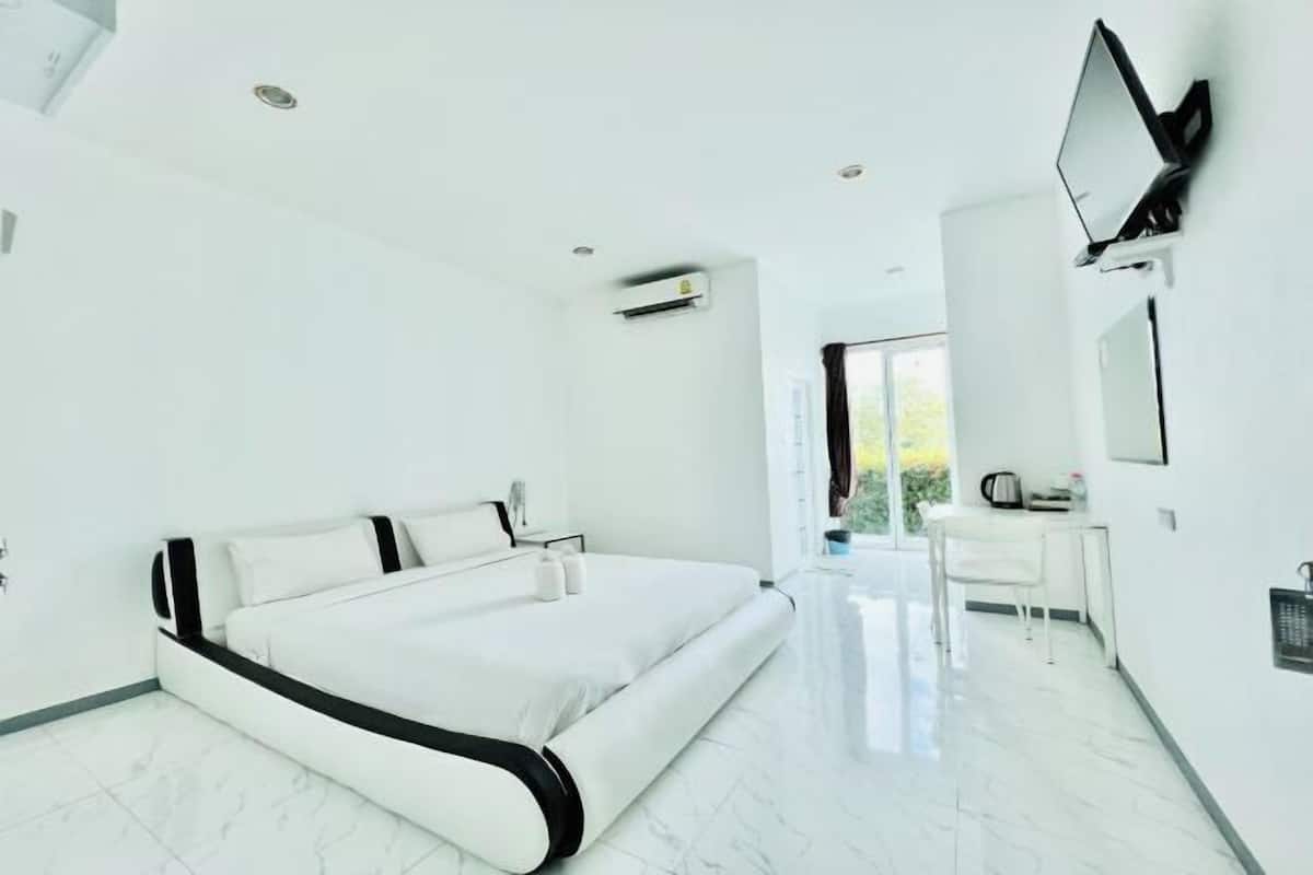 Desk, free WiFi, bed sheets