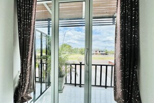 Escritorio, wifi gratis y ropa de cama 