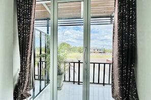 Deluxe kamer | Een bureau, gratis wifi, beddengoed