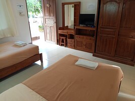 Escritorio, cortinas blackout, wifi gratis y ropa de cama 