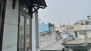 Ein Gebäude mit großen Fenstern und einem Balkon.