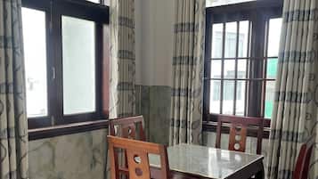 Family Room | Desk, iron/ironing board, free WiFi, bed sheets