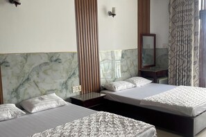 Chambre Familiale | Bureau, fer et planche à repasser, Wi-Fi gratuit, draps fournis