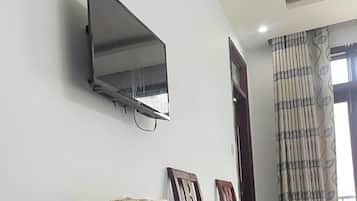 Family Room | Desk, iron/ironing board, free WiFi, bed sheets