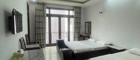 Family Room | Desk, iron/ironing board, free WiFi, bed sheets