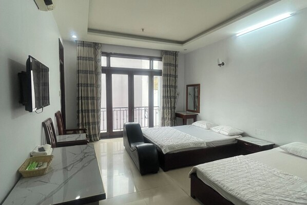 Family Room | Desk, iron/ironing board, free WiFi, bed sheets - Hoa Sen Hotel (Ho Chi Minh City)