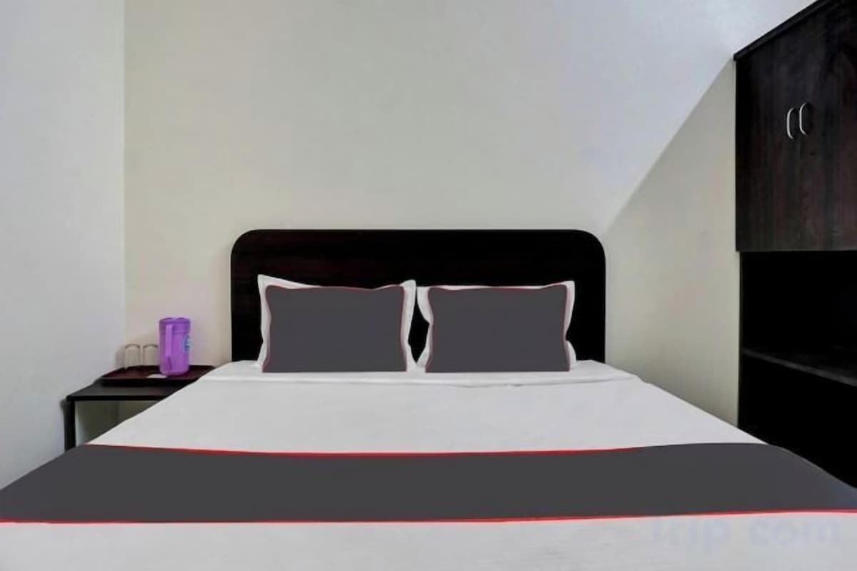Desk, WiFi (free), bed sheets