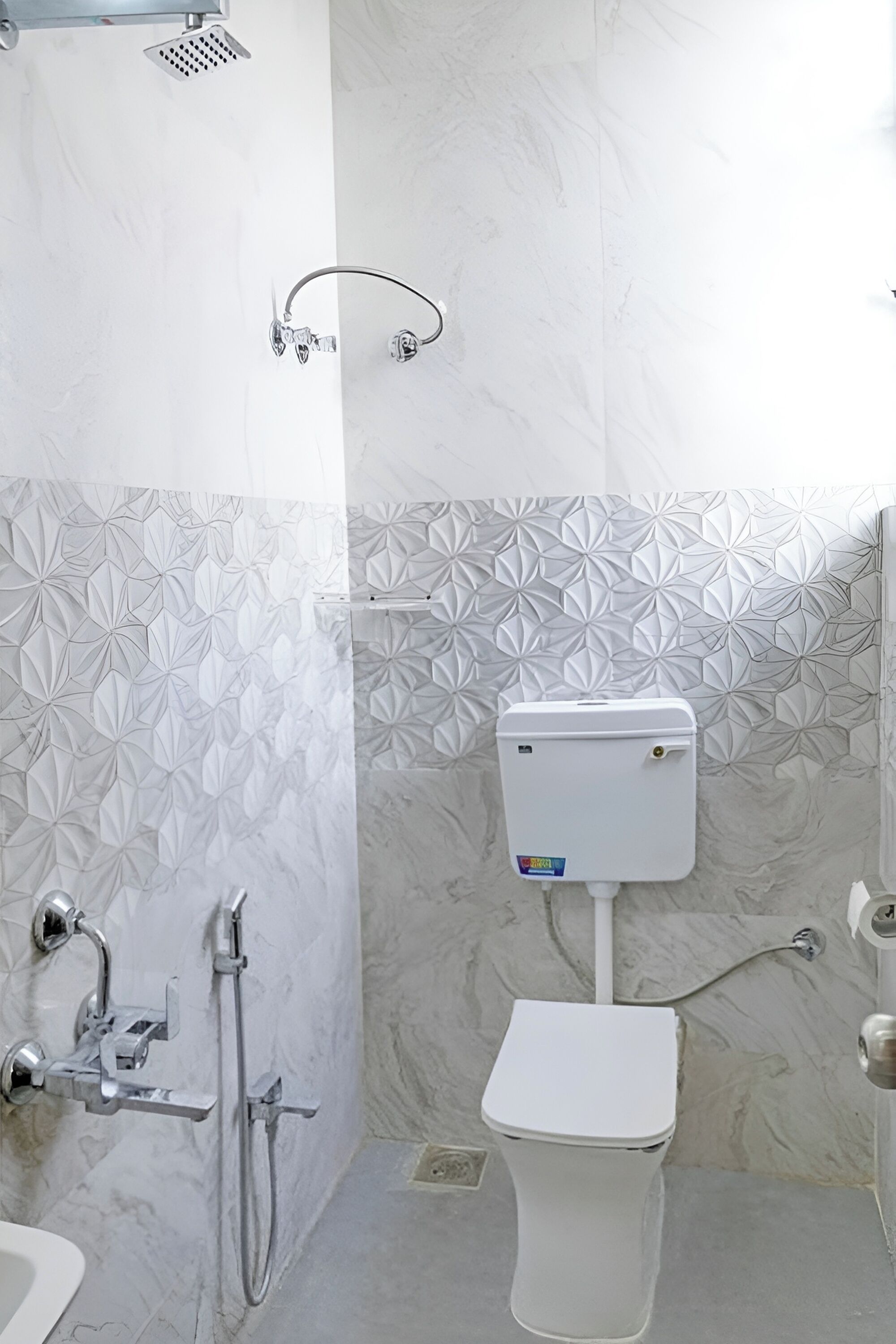 Ein Badezimmer mit Toilette, Dusche und Waschbecken.