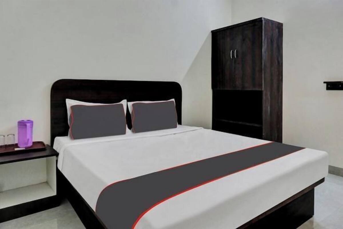 Een bureau, gratis wifi, beddengoed