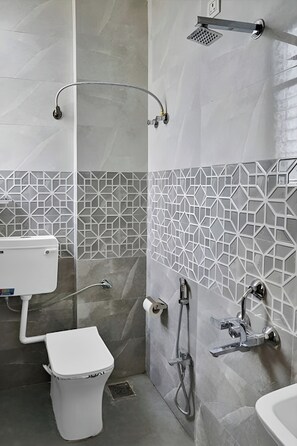 Standard Room | Bathroom | Shower, rainfall showerhead, free toiletries, towels