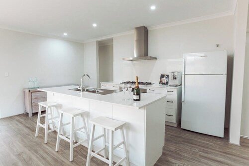 Dunsborough Escape -
King Bed & Chef's Kitchen. No General Cleaning Fees