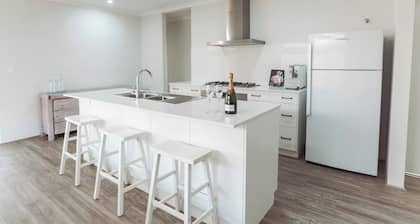 Dunsborough Escape -
King Bed & Chef's Kitchen. No General Cleaning Fees