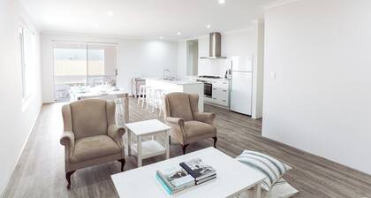 Dunsborough Escape - 
King Bed & Chef's Kitchen. No General Cleaning Fees