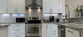 Charming 2-bedroom house with gorgeous patio garden