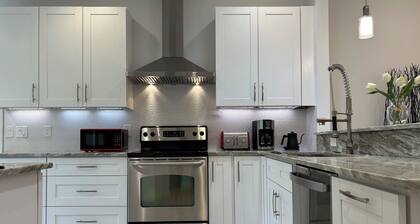 Charming 2-bedroom house with gorgeous patio garden