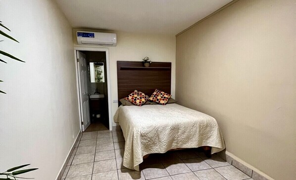 2 habitaciones, tabla de planchar con plancha, wifi y ropa de cama 