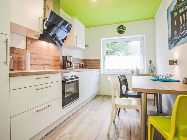 Fridge, oven, dishwasher, cookware/dishes/utensils
