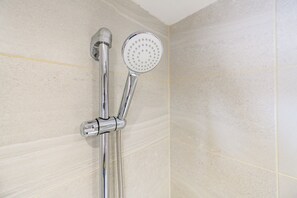 Shower, hair dryer - AAL49 Alberto Alcocer, 49 (Madrid)
