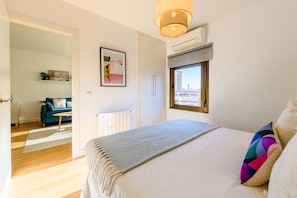 1 bedroom, iron/ironing board, free WiFi - AAL49 Alberto Alcocer, 49 (Madrid)