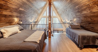 HOT TUB and gorgeous lake views-The Lily Pad A Frame-minutes from Dells